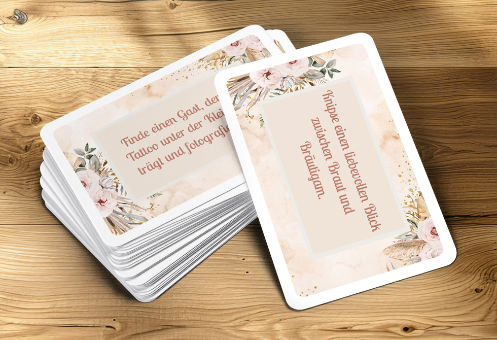 Erstelle eigene Karten zur Hochzeit mit Foto-Aufgaben für die Gäste. Ganz einfach bei MeinSpiel gestalten.