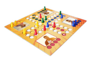 Auf weißem Hintergrund ist das individuell gestaltete Brettspiel 'Nicht Ärgern' von MeinSpiel mit Spielfiguren und Würfel