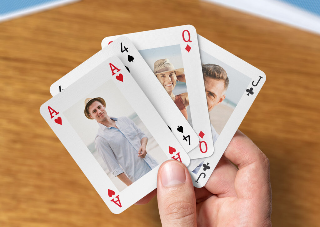Geschenk Poker - die besten Geschenkideen für Poker Spieler online finden. Ein Mann hält vier individuell gedruckte Pokerkarten auf der Hand.