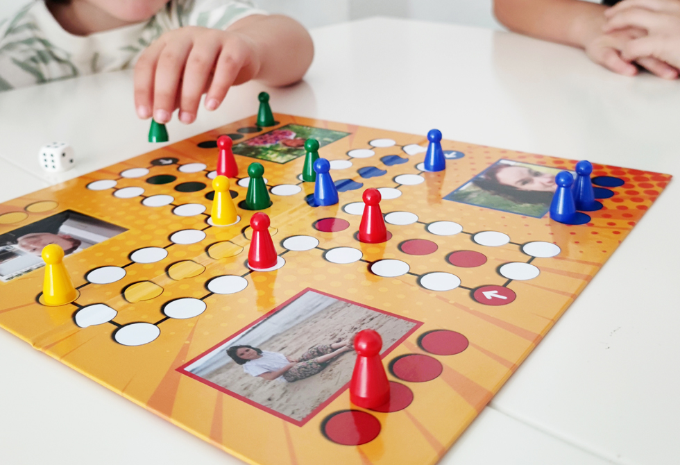 Zwei Kinder spielen ein individuell gestaltetes Brettspiel von MeinSpiel