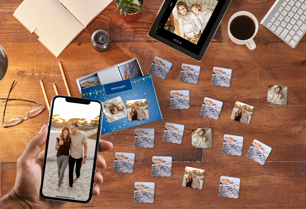 Mit eigenen Bildern Memo-Spiel selbst gestalten und drucken. Eigenes Memo-Spiel wird auf einem Schreibtisch gespielt, das Bild auf einem Handy wurde auf die Karten gedruckt.