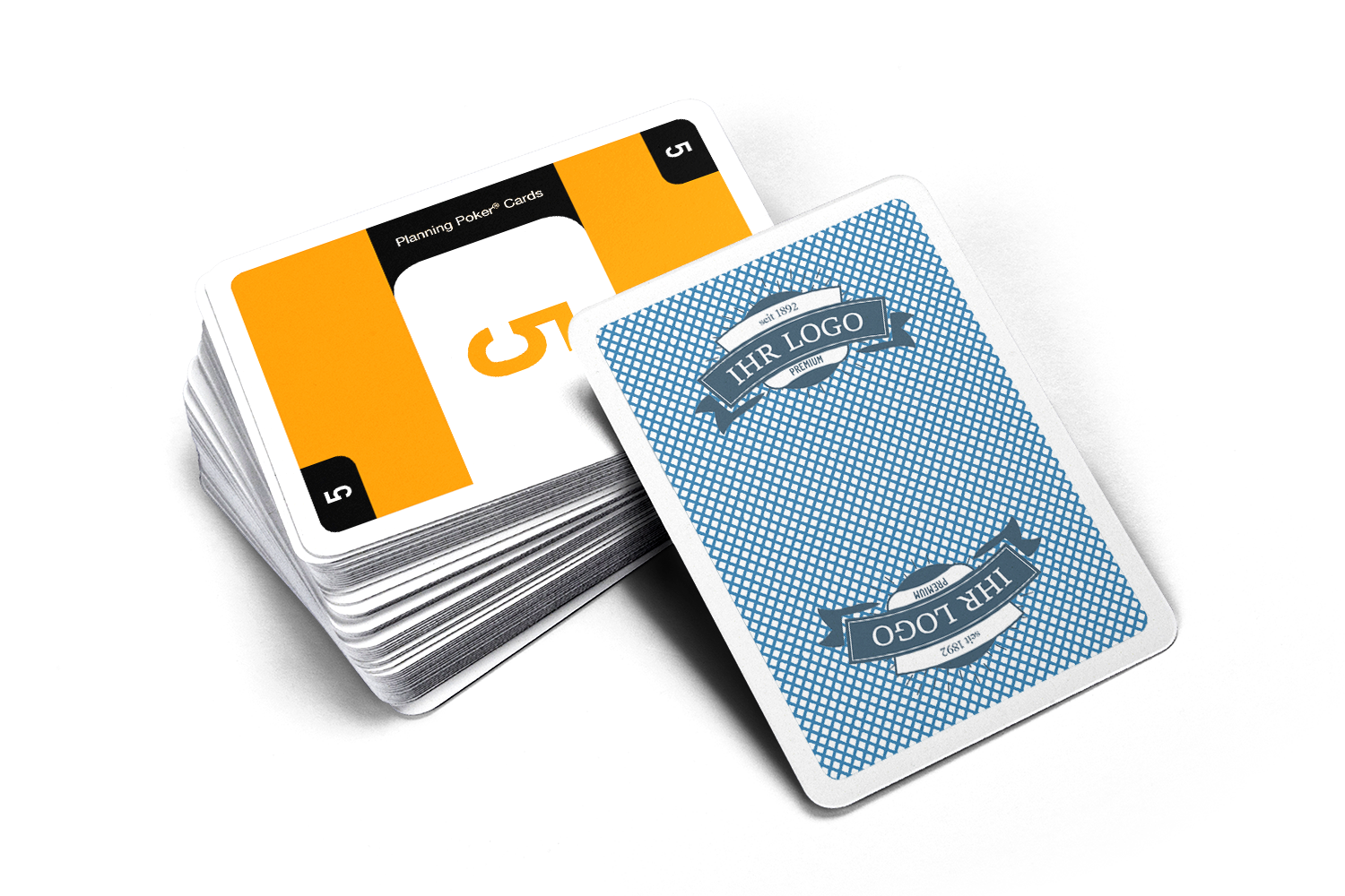 Auf einem Kartenstapel liegt die oberste Karte, eine Planning Poker Karte mit der Zahl 5, aufgedeckt. Angelehnt an den Kartenstapel die Rückseite mit individueller Gestaltung und Logo