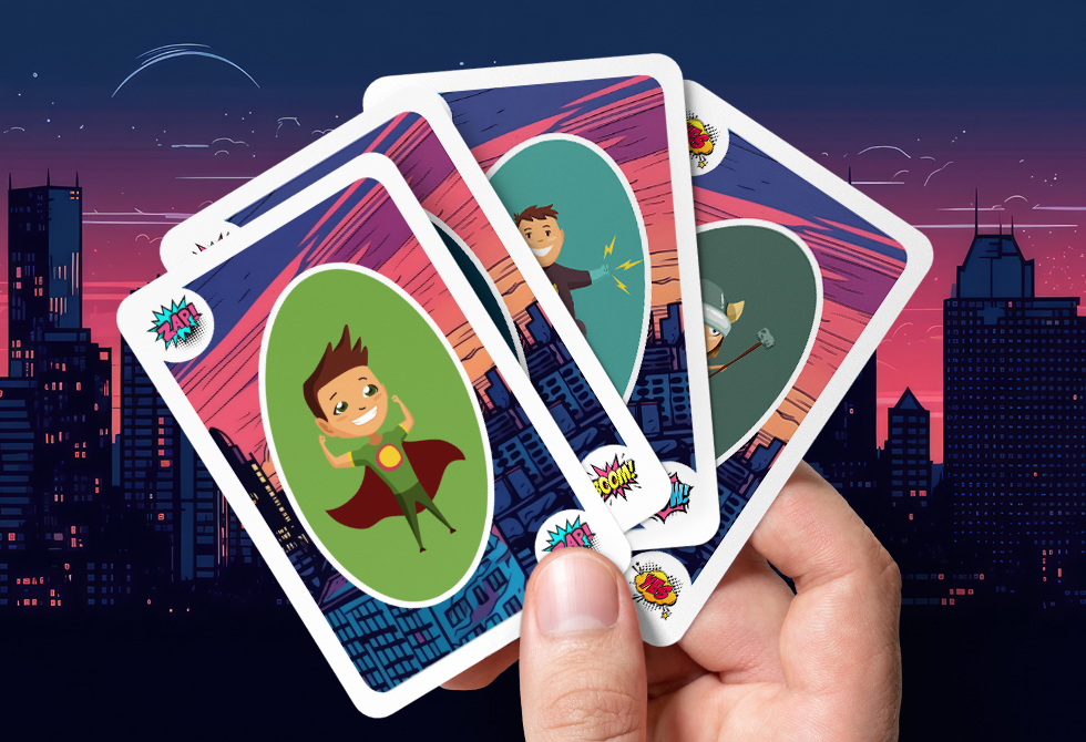 Eine Hand hält vier Karten mit einem Superhelden Kartenspiel Schwarzer Peter in Suphelden Optik