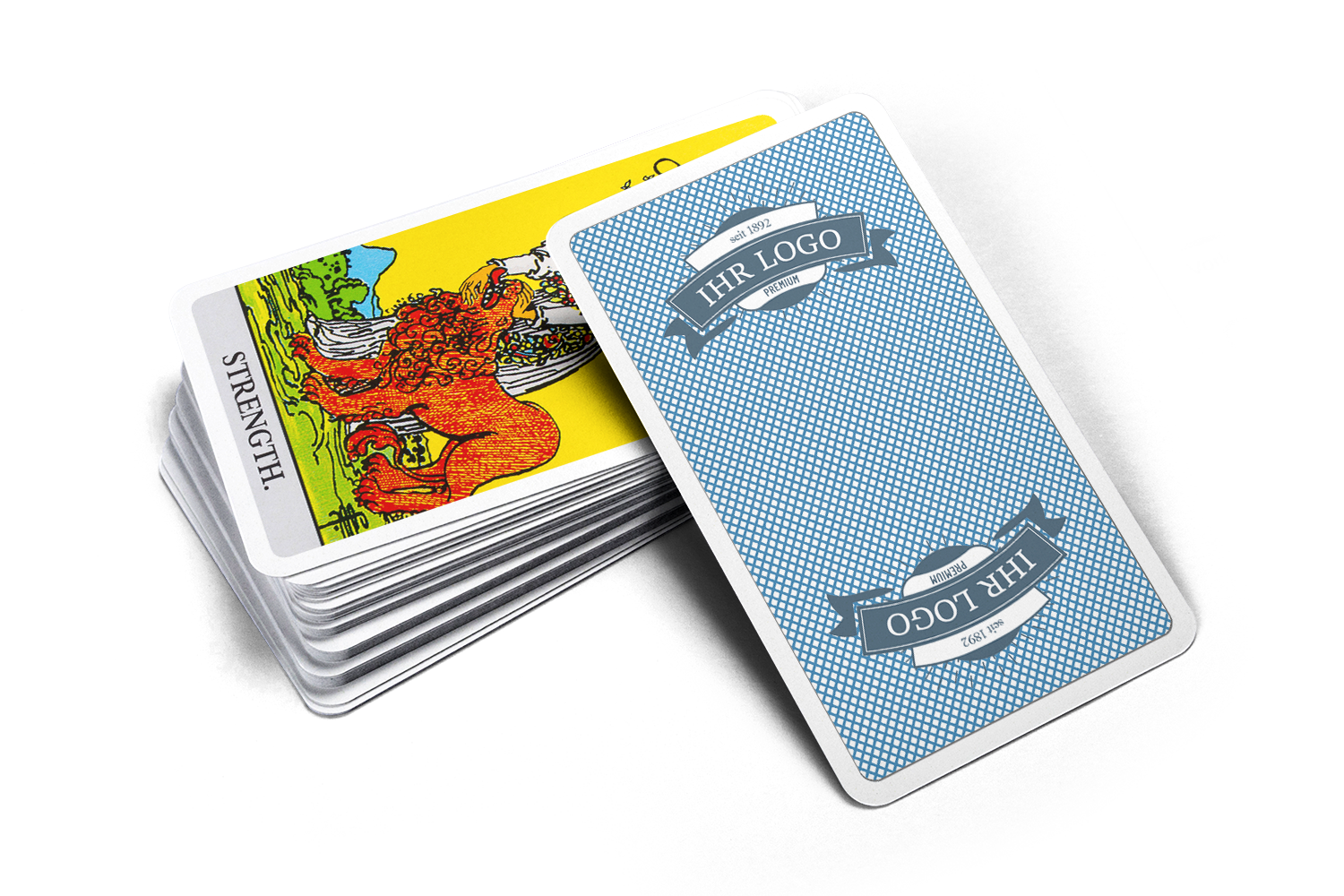Auf einem Kartenstapel liegt die oberste Karte, eine individuelle Tarot Karte aufgedeckt. Angelehnt an den Kartenstapel die Rückseite mit individueller Gestaltung und Logo