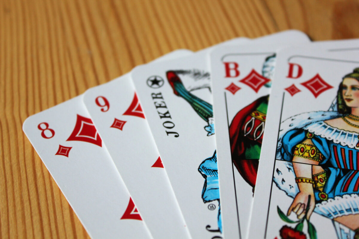 Spiele mit Karten: Mehr als nur Rommé und Poker – Eine bunte Welt voller Möglichkeiten!