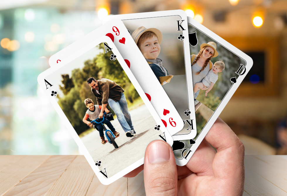 Mau-Mau Spielregeln auf einen Blick. Ein Mann hält 4 Mau-Mau Karten auf seiner Hand.