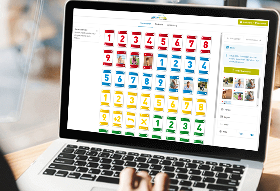 Mann bedient mit rechter Hand einen Laptop und erstellt individuelle MEINO-Karten bei MeinSpiel im Konfigurator