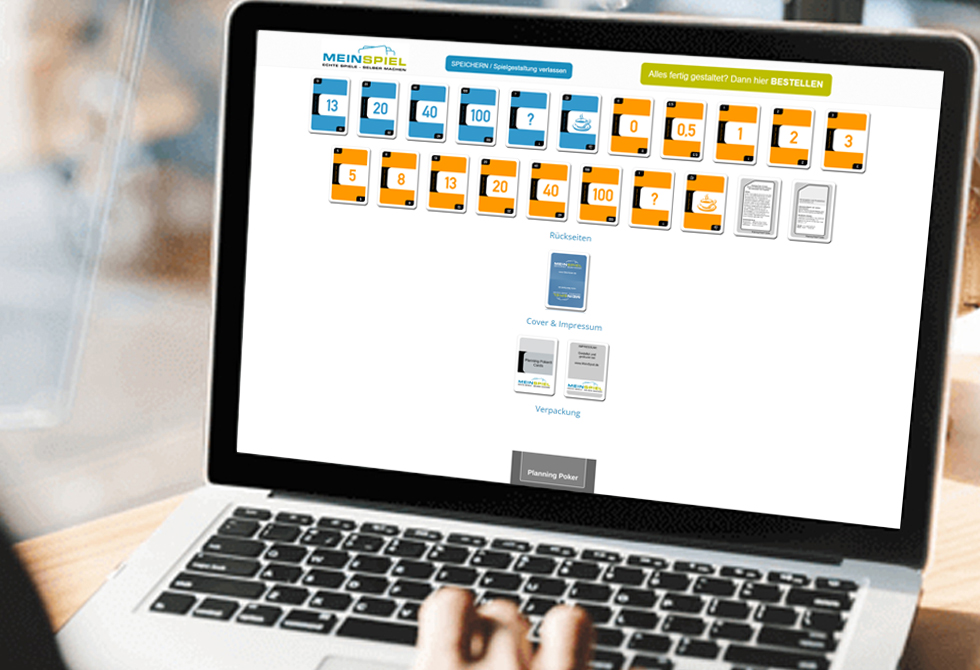 Mann bedient mit rechter Hand einen Laptop und erstellt ein individuelle Planning Poker Karten bei MeinSpiel im Konfigurator