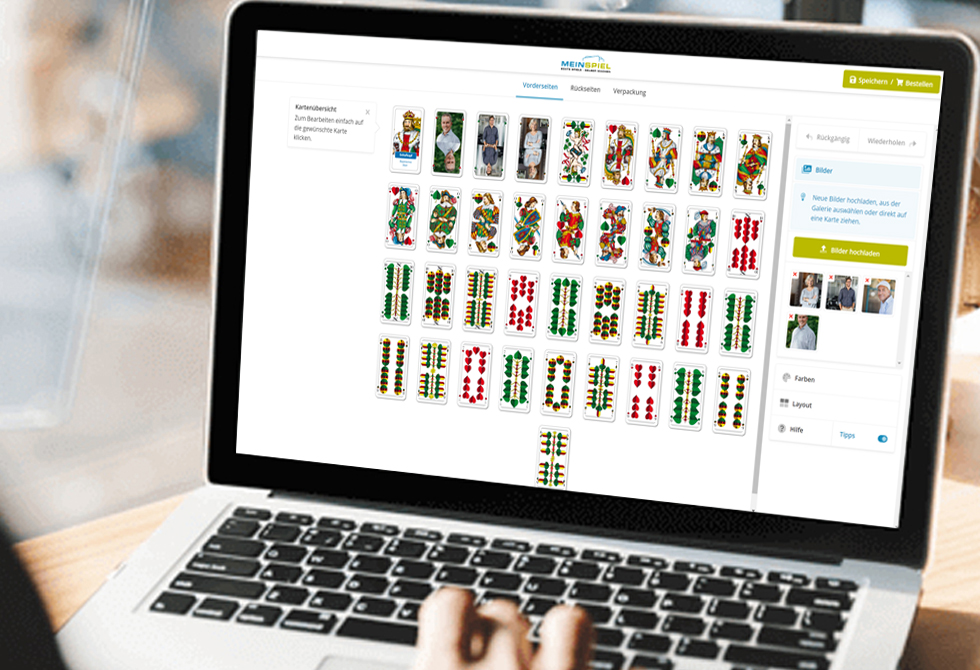 Mann bedient mit rechter Hand einen Laptop und erstellt ein individuelles Schafkopf-Kartenspiel bei MeinSpiel im Konfigurator