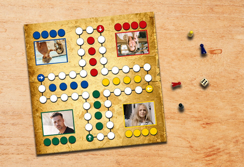 Auf einem Tisch ist das individuell gestaltete Brettspiel 'Nicht Ärgern' von MeinSpiel mit Fotos einer Familie in den Ecken