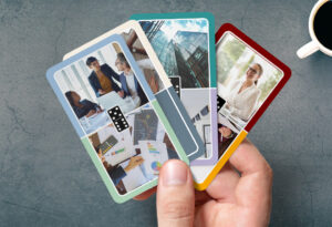 Individuelle Dominokarten mit eigenen Bildern werden auf einer Hand gehalten