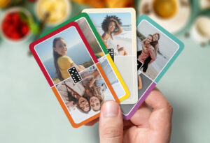 Domino Spiel Karten gestaltet mit eigenen Bildern und bunten Umrandungen