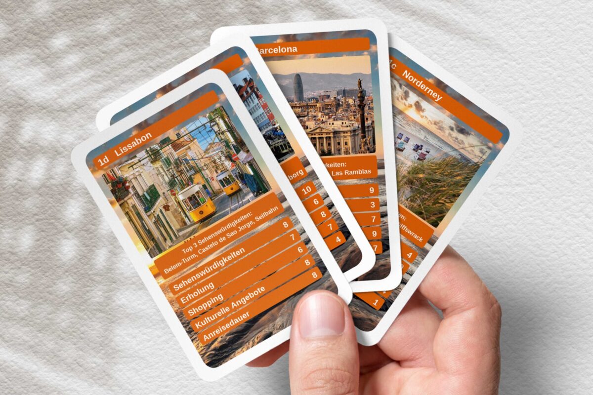 Quartett Kartenspiel selber gestalten und drucken. Individuell gedrucktes Reise-Quartett mit Stadtbildern und Werten wird in der Hand gehalten.