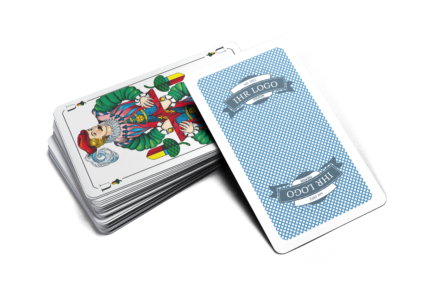 Auf einem Kartenstapel liegt die oberste Karte, eine Schafkopf-Karte aufgedeckt. Angelehnt an den Kartenstapel die Rückseite mit individueller Gestaltung und Logo