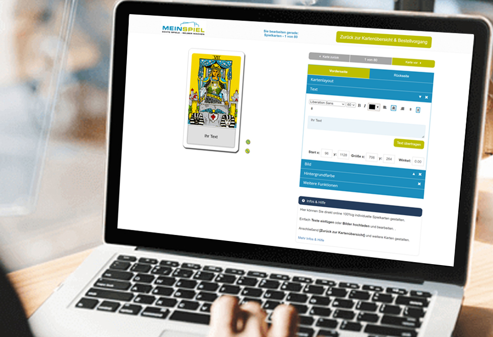 Mann bedient mit rechter Hand einen Laptop und erstellt ein individuelles Tarot Kartenset bei MeinSpiel im Konfigurator