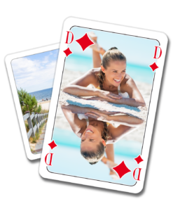 Zwei Poker-Karten selbst gestaltet zeigen auf der Vorderseite eine Karo Dame mit einem Urlaubsfoto einer Frau am Strand und ein Strandfoto auf der Rückseite
