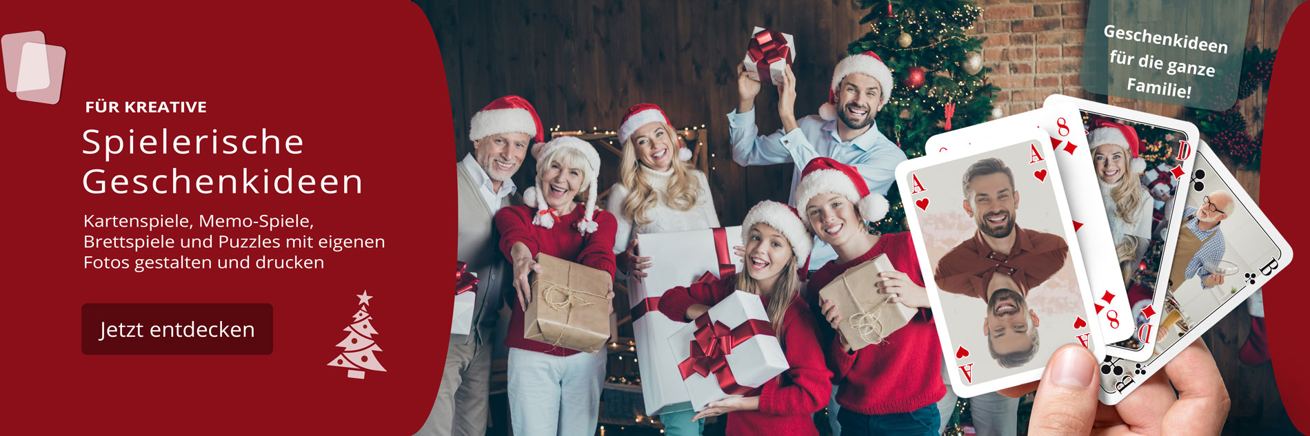 Eine Familie hält verpackte Geschenke vor einem Weihnachtsbaum in ihren Händen.