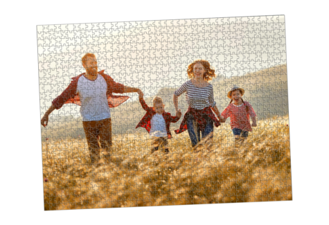 Auf einem Fotopuzzle ist eine Familie zu sehen, ein Frau mit ihrem Mann und zwei Kindern, die fröhlich durch ein Kornfeld laufen