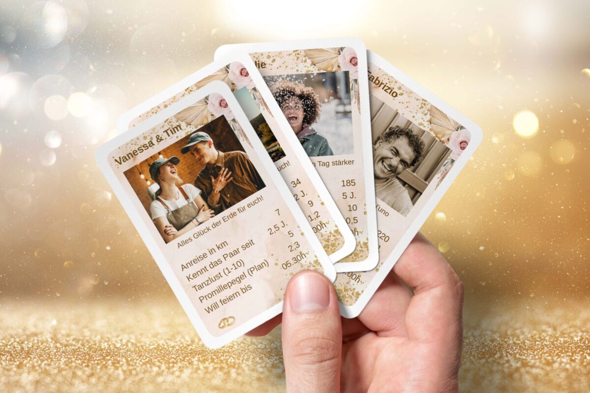 Hochzeitsquartett-Karten online selbst gestalten und drucken. Mann hält 4 Karten von einem individuellen Hochzeitsquartett in der Hand.